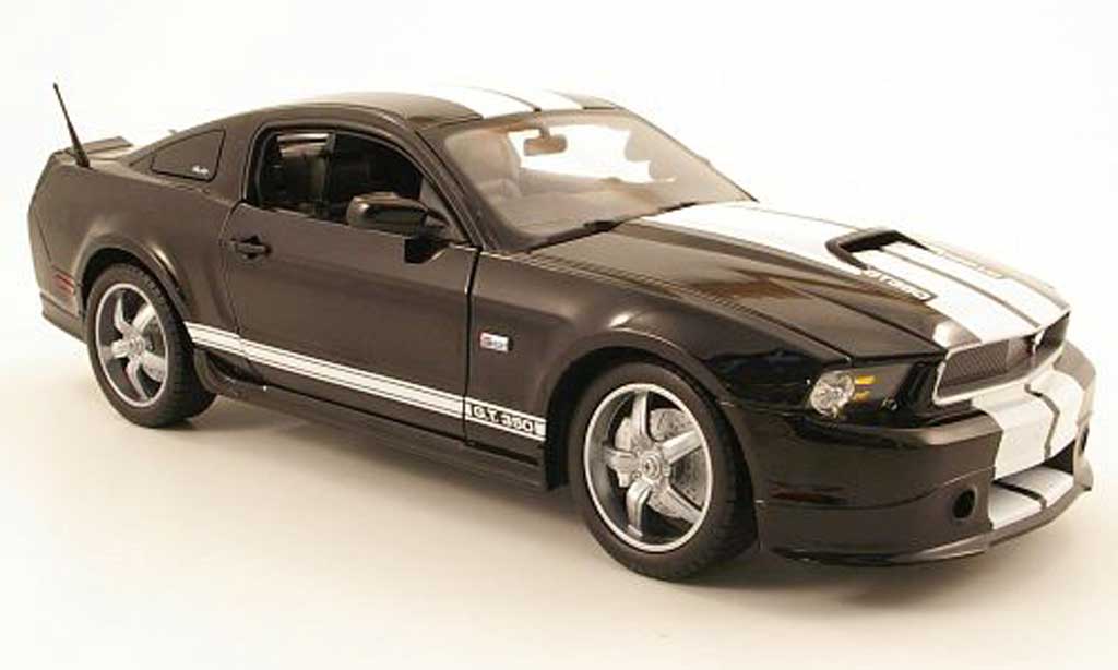 Shelby GT 350 2011 1/18 Shelby Collectibles 2011 zwart/wit modelauto