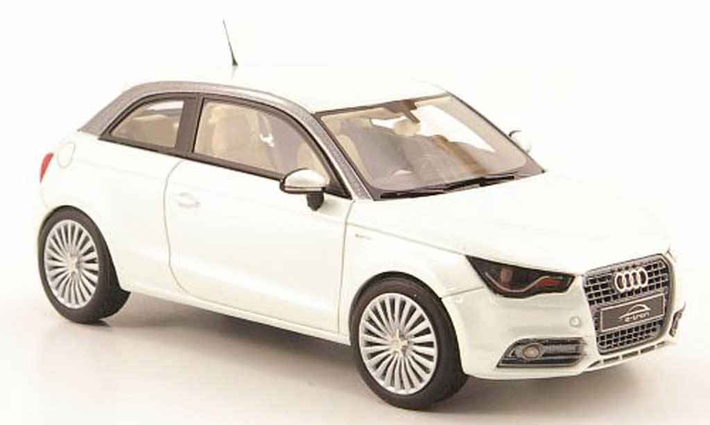 Audi A1 1/43 Look Smart e-tron grijs grun modelauto