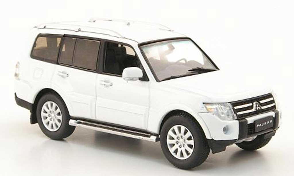 Mitsubishi Pajero 1/43 Vitesse wit 2009 modelauto