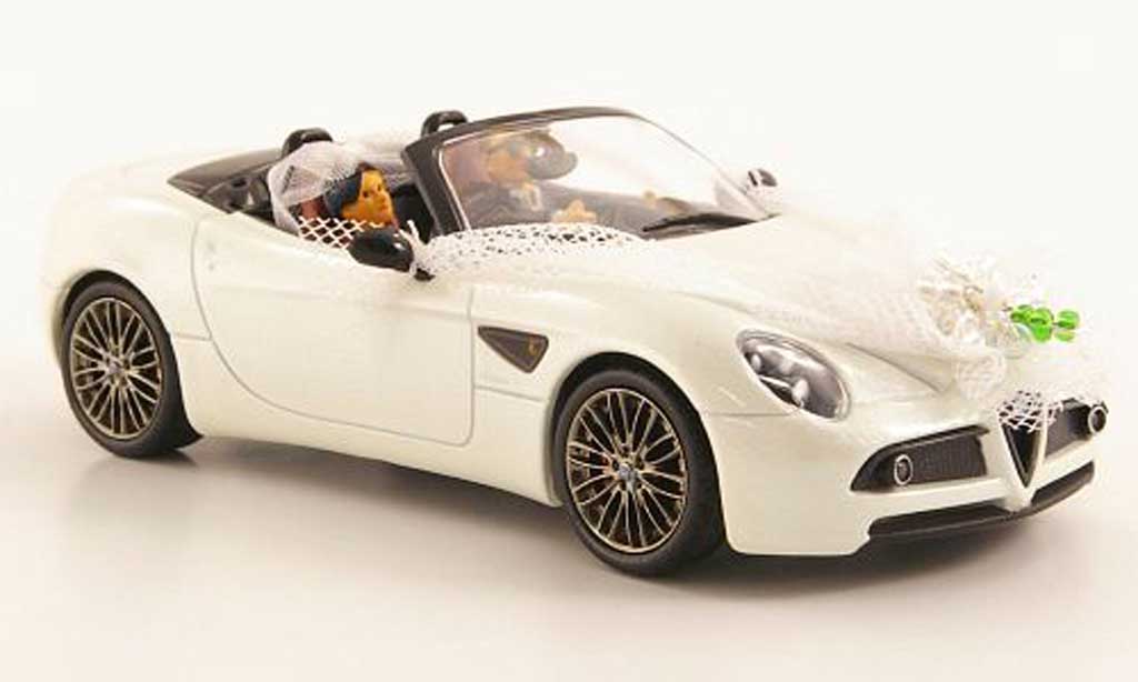 Alfa Romeo 8C 1/43 M4 Spyder wit Just Married avec 2 Figuren modelauto