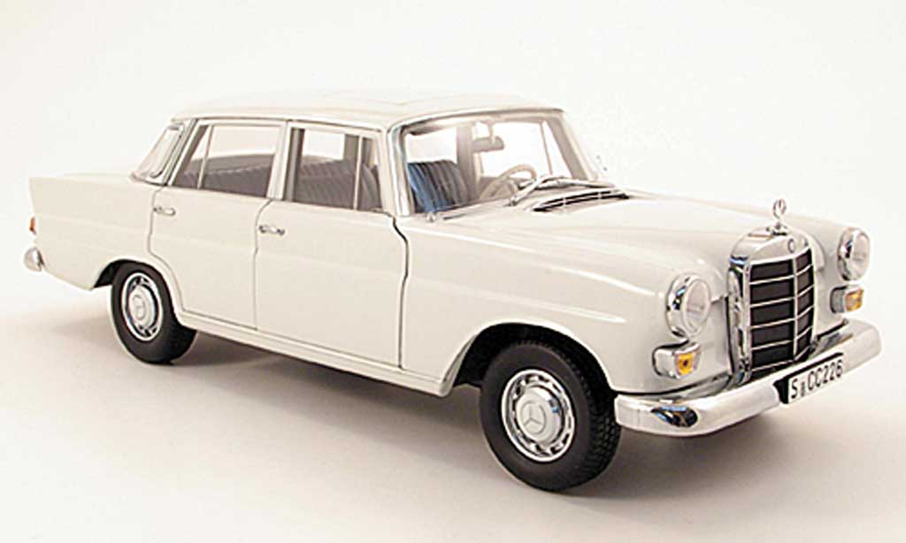 Mercedes 200 1/18 Norev (W110) wit modelauto