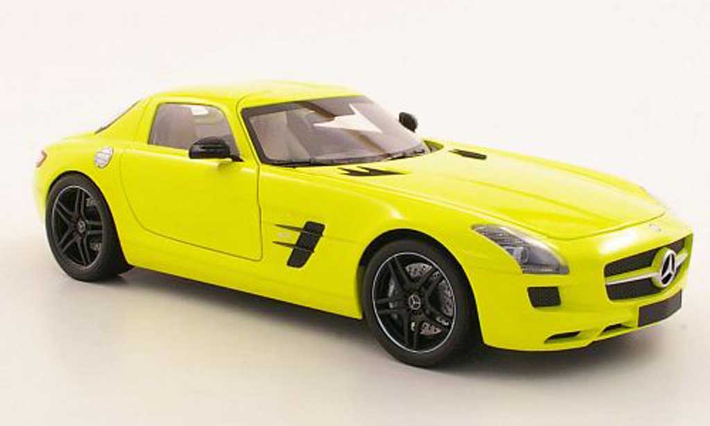 Mercedes SLS 1/18 Minichamps coupe AMG (C197) geel 2010 modelauto