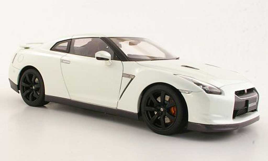 Nissan Skyline R35 1/18 Autoart R35 GT-R wit modelauto