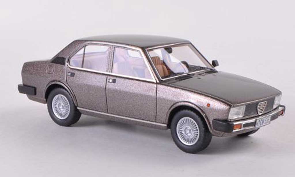 Alfa Romeo Alfetta 2000 1980 1/43 Neo 2000 1980 grijs bruin modelauto