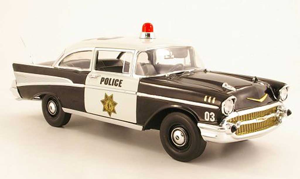 Chevrolet Bel Air 1957 1/18 Highway 61 1957 zwart/wit Politie modelauto