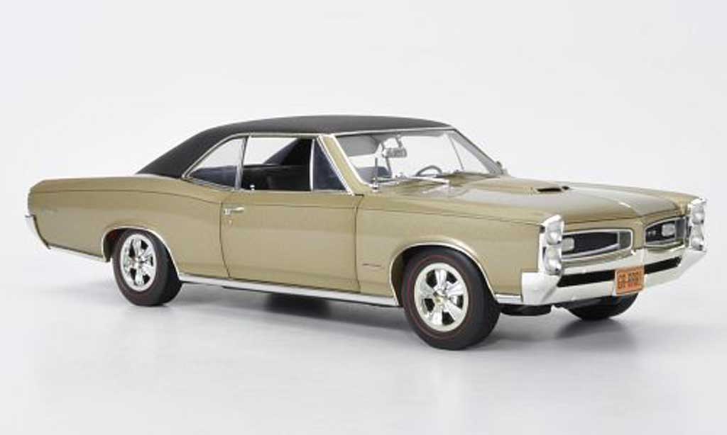 Pontiac GTO 1/18 Highway 61 Hardtop beige/matt zwart 1966 modelauto