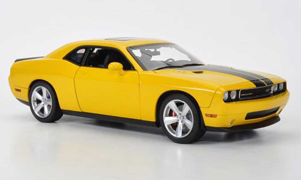 Dodge Challenger 2010 1/18 Highway 61 2010 SRT8 geel/matt zwart modelauto