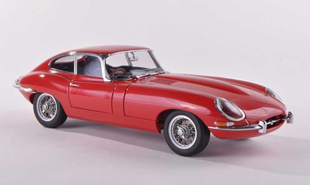 Jaguar E-Type 1961 1/18 Autoart 1961 Coupe serie I 38 rood modelauto