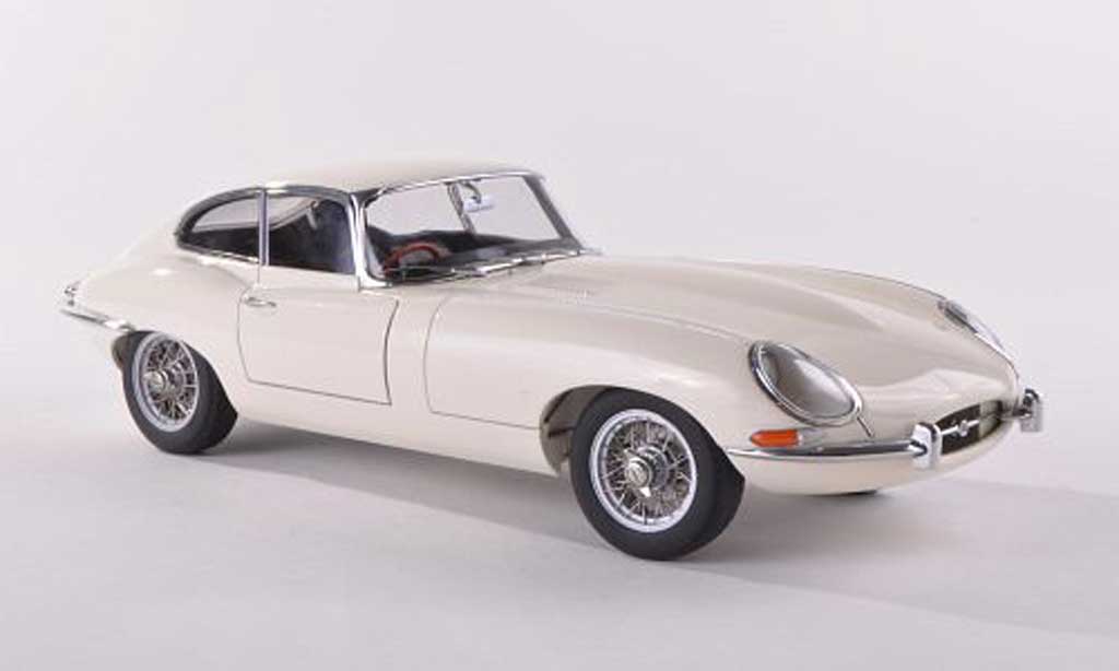 Jaguar E-Type 1961 1/18 Autoart 1961 Coupe serie I 3.8 clair-beige modelauto