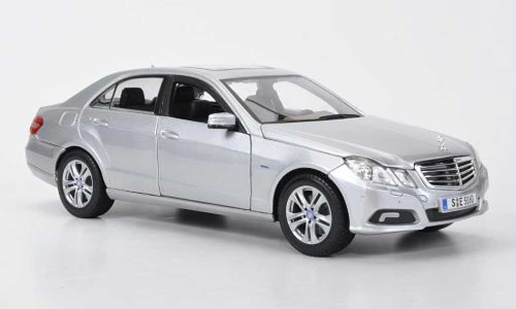 Mercedes Classe E 1/18 Maisto 350 (W 212) grijs 2009 modelauto