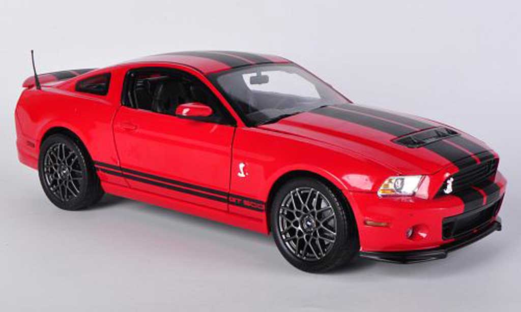 Shelby GT 500 1/18 Shelby Collectibles rood/mattzwart 2013 modelauto