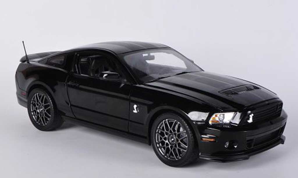 Shelby GT 500 1/18 Shelby Collectibles zwart/mattzwart 2013 modelauto