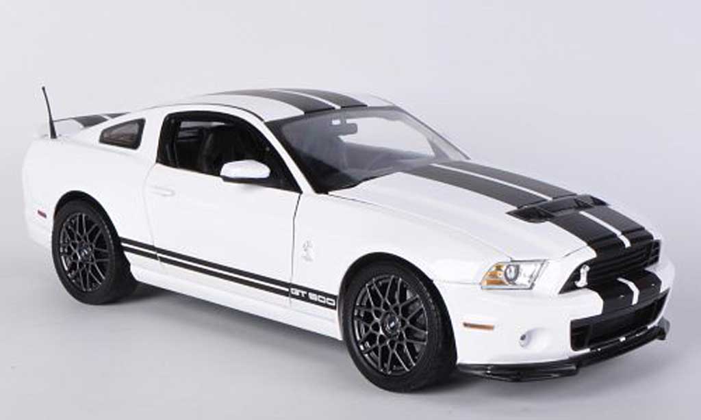 Shelby GT 500 1/18 Shelby Collectibles wit/mattzwart 2013 modelauto