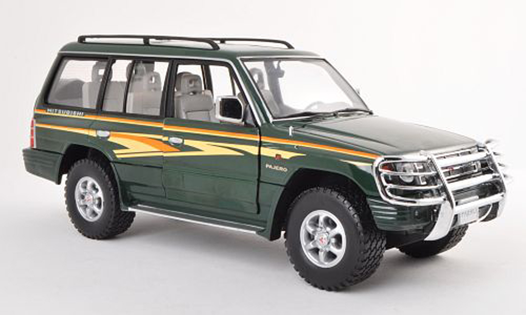 Mitsubishi Pajero 1/18 Sun Star grun avec Rammschutz et Zierstreifen 1998 modelauto