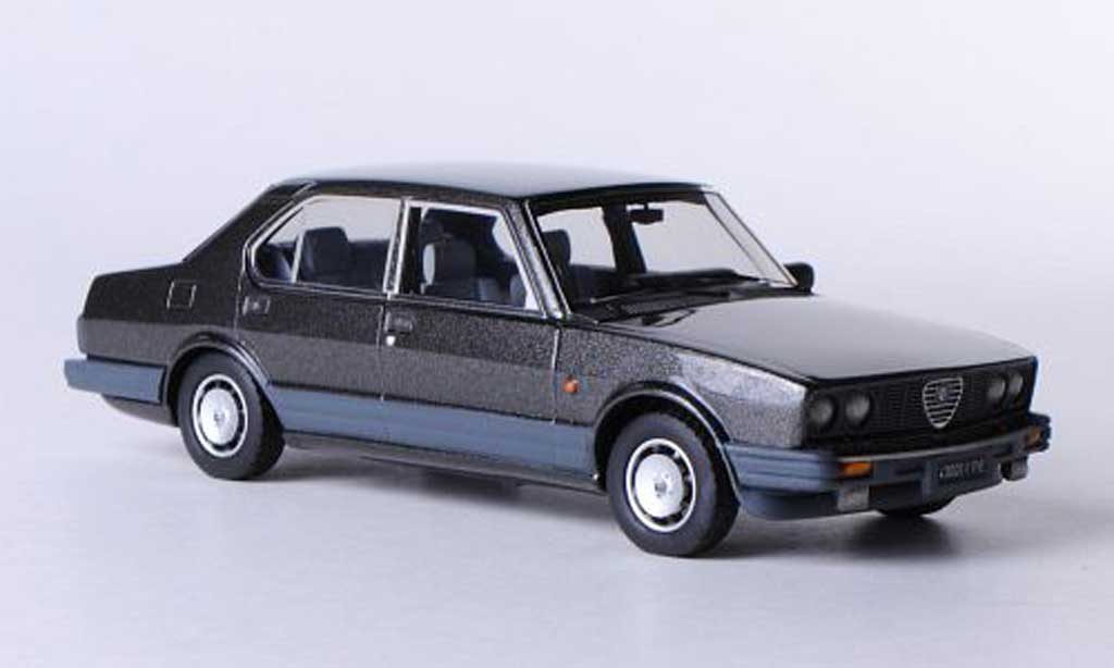 Alfa Romeo Alfetta 2000 1983 1/43 Kess 2000 1983 Quadrifoglio Oro grijs modelauto