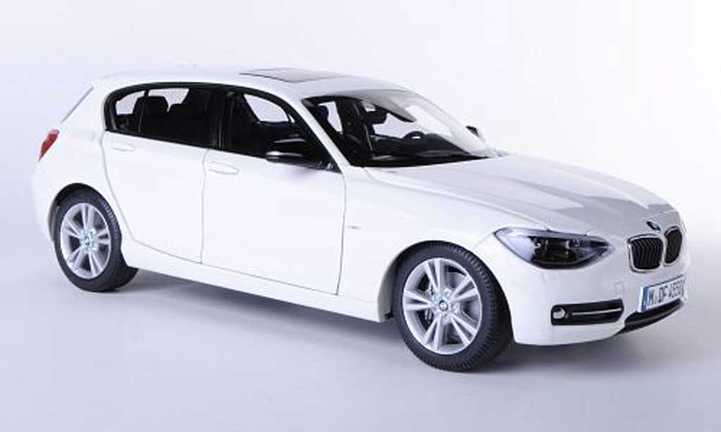 Bmw 116 F20 1/18 Paragon F20 d wit Funfturer 2011 modelauto