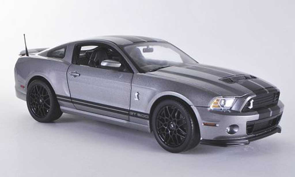 Shelby GT 500 1/18 Shelby Collectibles grijs mit zwarten Streifen modelauto