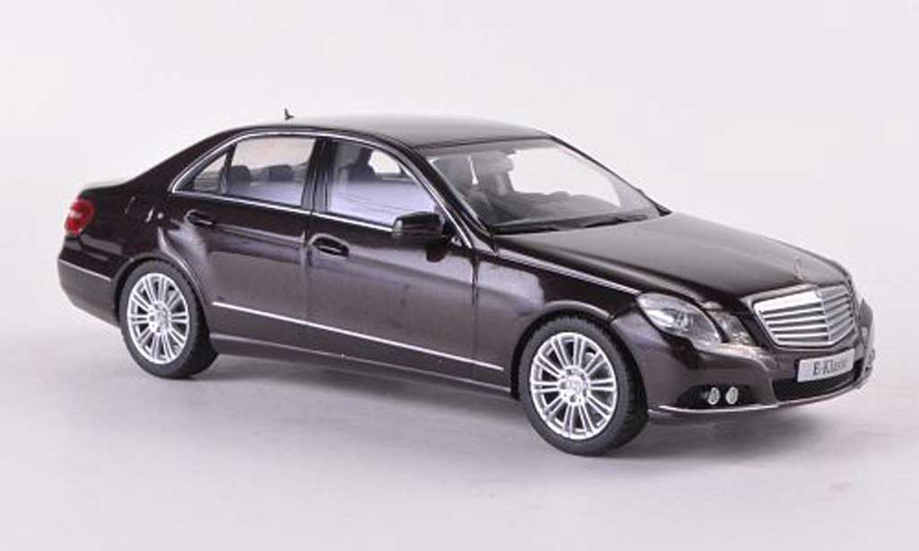 Mercedes Classe E 1/43 Schuco (W212) bruin 2009 modelauto