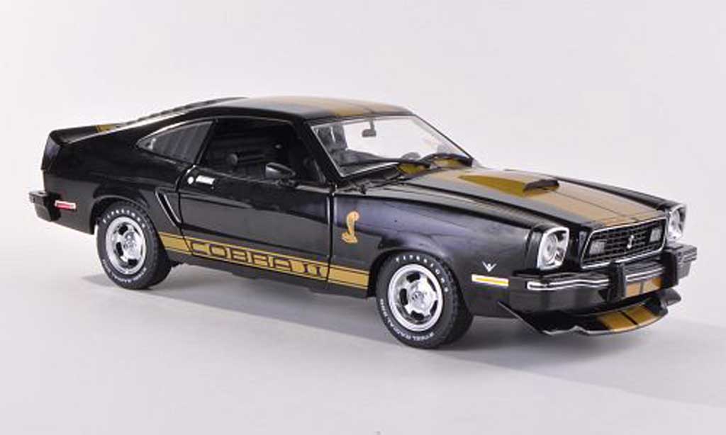 Ford Mustang 1977 1/18 Greenlight 1977 MKII Cobra II zwart/gold modelauto