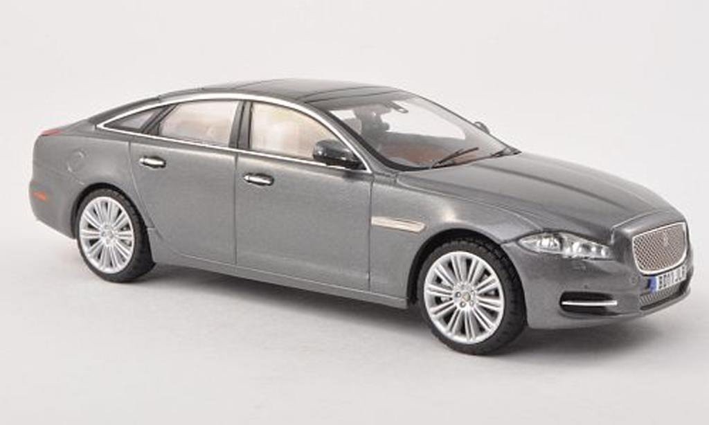 Jaguar XJ 1/43 IXO grijs RHD 2011 modelauto