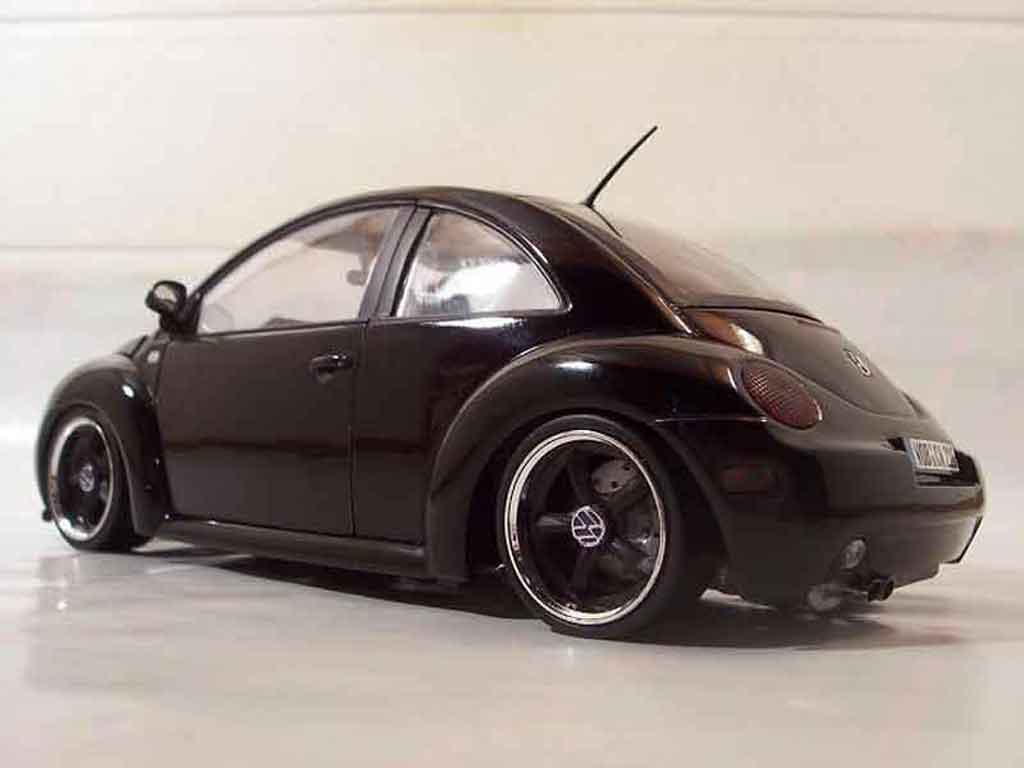 Volkswagen New Beetle Base men in black 1/18 Solido