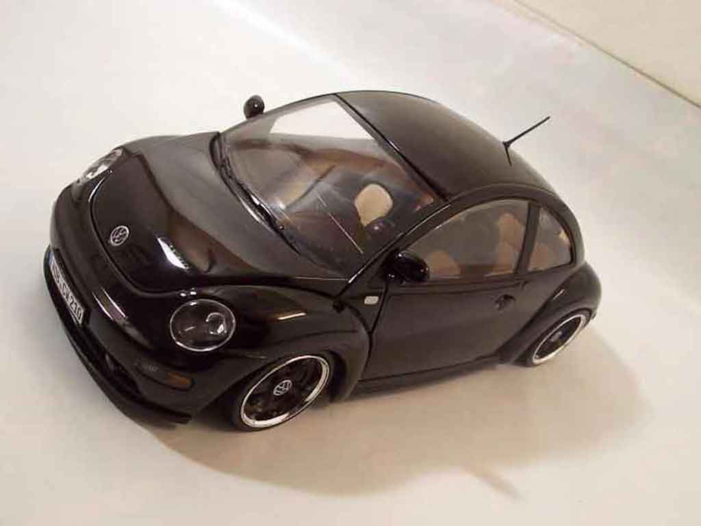 Volkswagen New Beetle Base men in black 1/18 Solido
