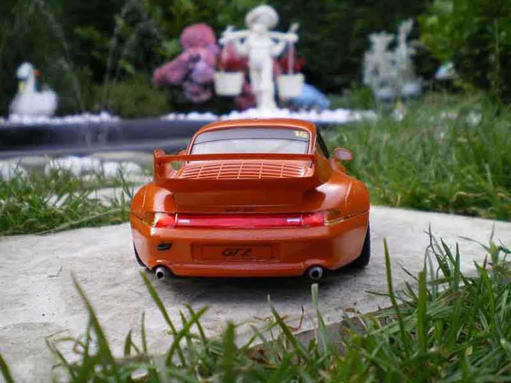 Porsche 911 GT2 street version oranje 1/18 Ut Models