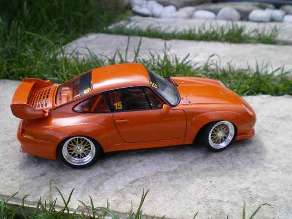 Porsche 911 GT2 street version oranje 1/18 Ut Models