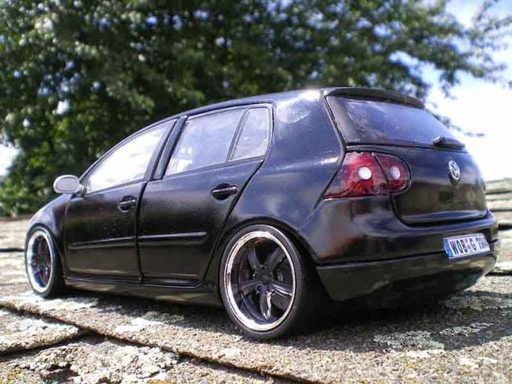 Volkswagen Golf GTI men in zwart 2 1/18 Burago