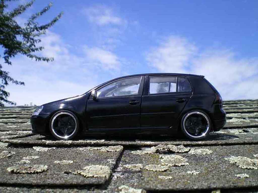 Volkswagen Golf GTI men in zwart 2 1/18 Burago
