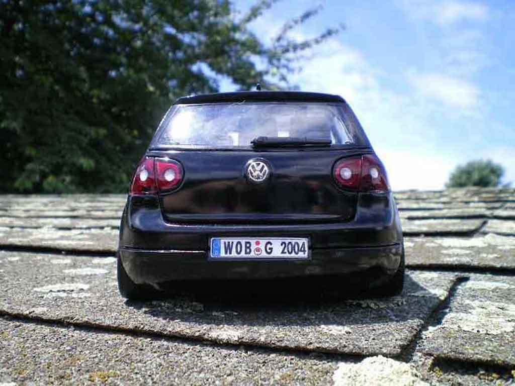 Volkswagen Golf GTI men in zwart 2 1/18 Burago