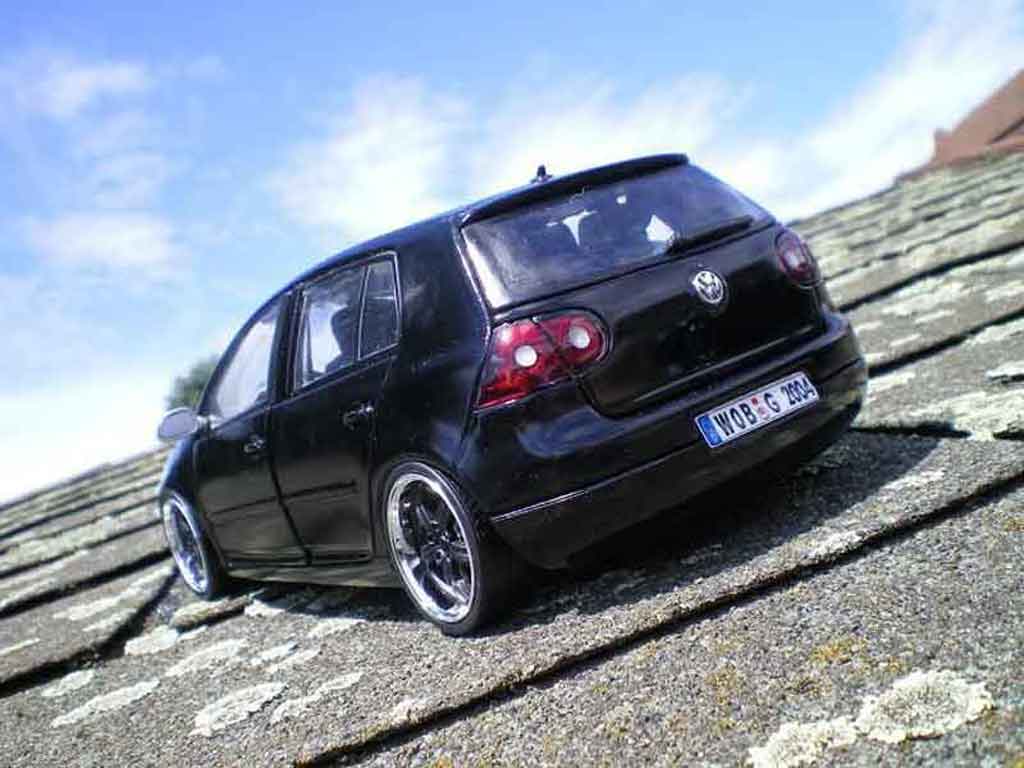 Volkswagen Golf GTI men in zwart 2 1/18 Burago