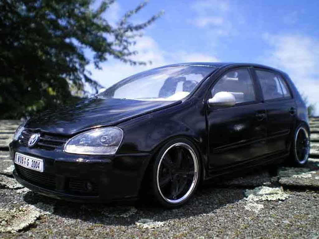Volkswagen Golf V GTI 1/18 Burago V GTI men in black 2 modelauto