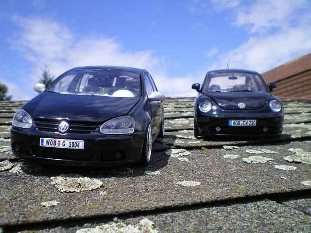 Volkswagen Golf GTI men in zwart 2 1/18 Burago