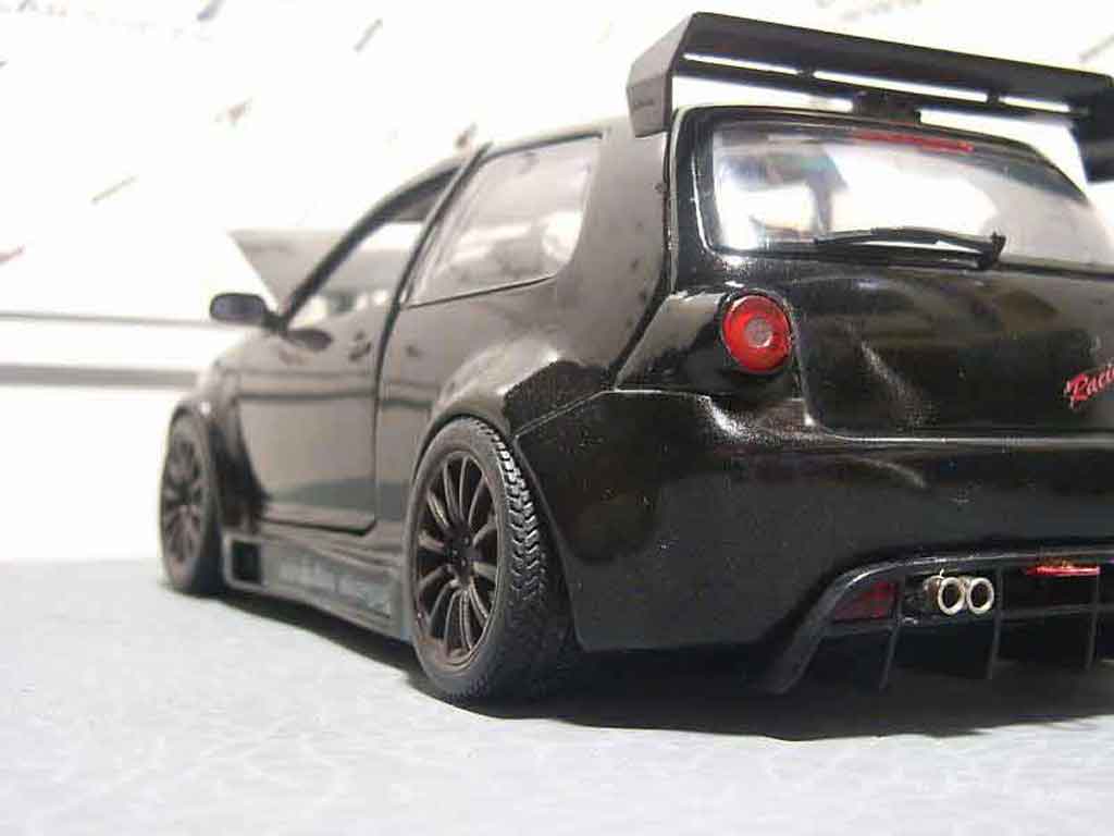 Volkswagen Golf GTI adrenaline charged 1/18 Revell