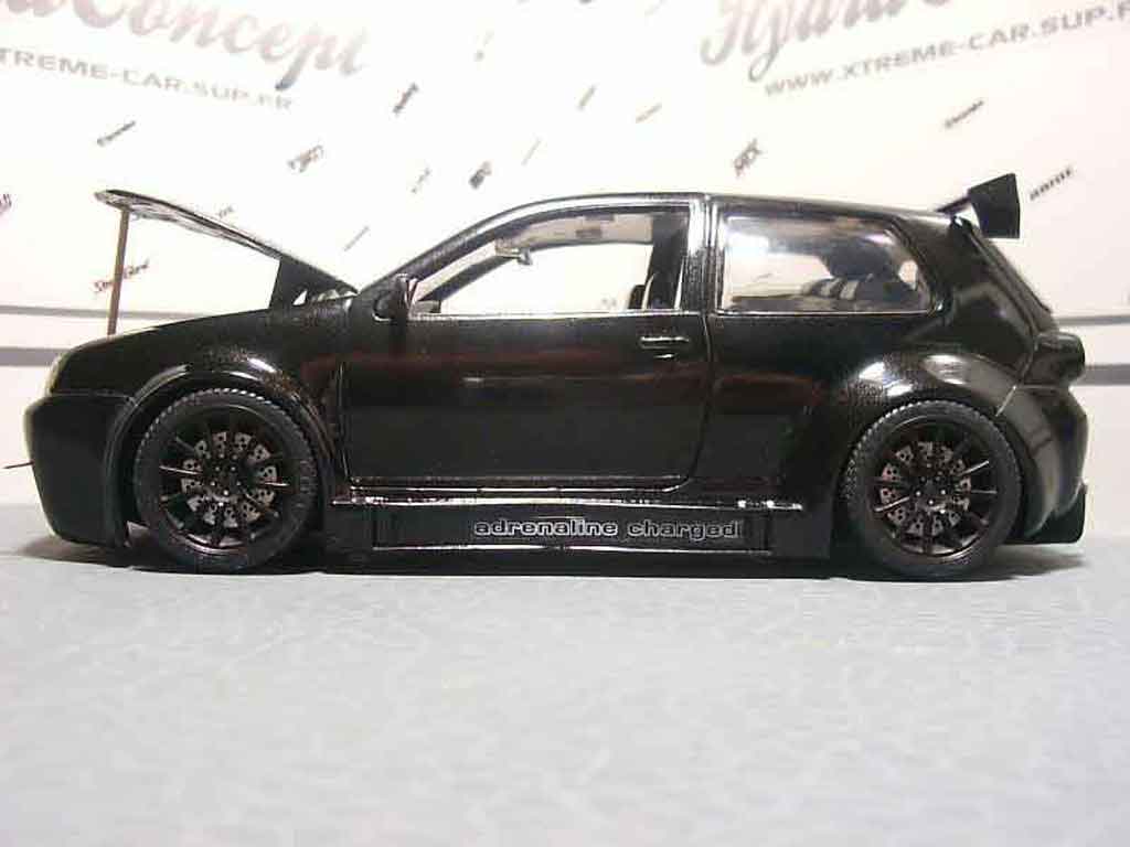 Volkswagen Golf GTI adrenaline charged 1/18 Revell