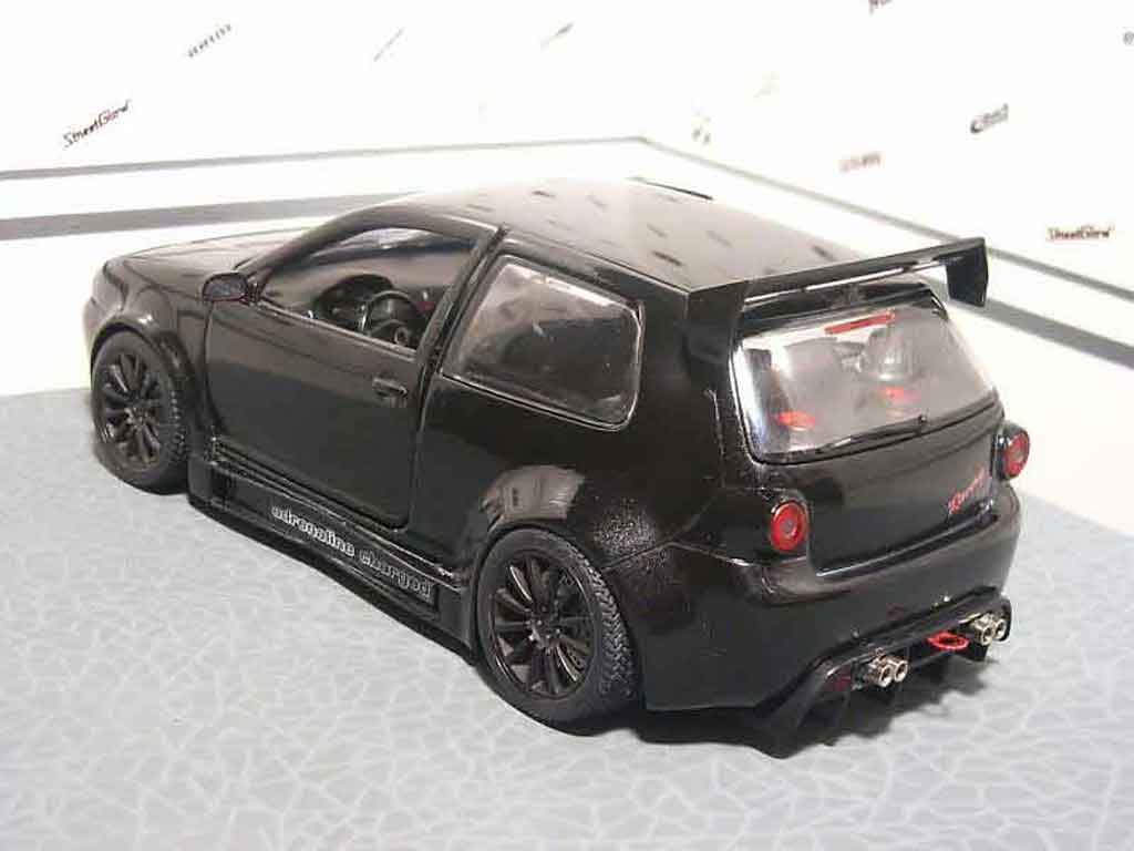 Volkswagen Golf GTI adrenaline charged 1/18 Revell