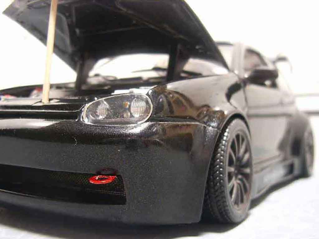Volkswagen Golf GTI adrenaline charged 1/18 Revell
