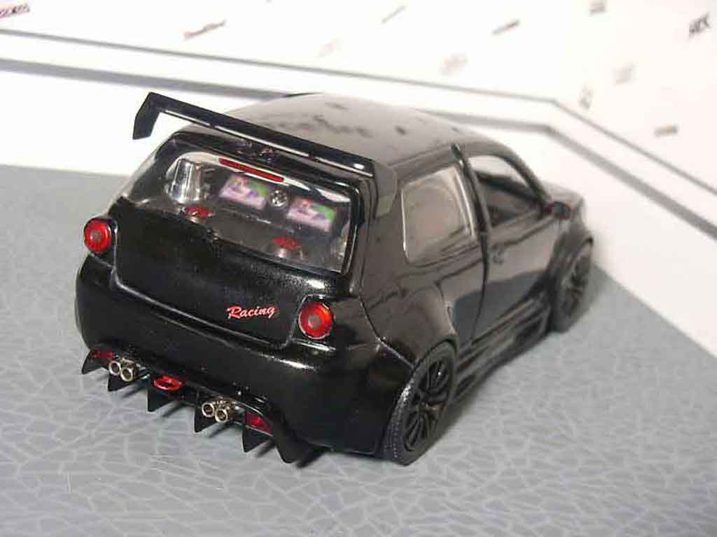 Volkswagen Golf GTI adrenaline charged 1/18 Revell