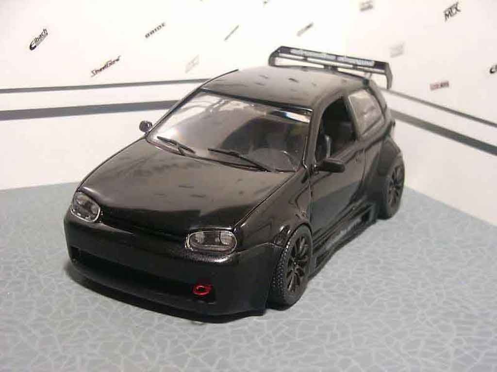 Volkswagen Golf GTI adrenaline charged 1/18 Revell
