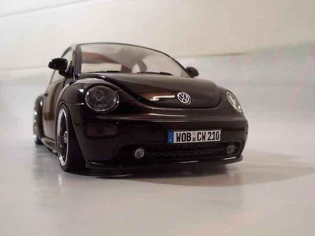 Volkswagen New Beetle Base men in black 1/18 Solido
