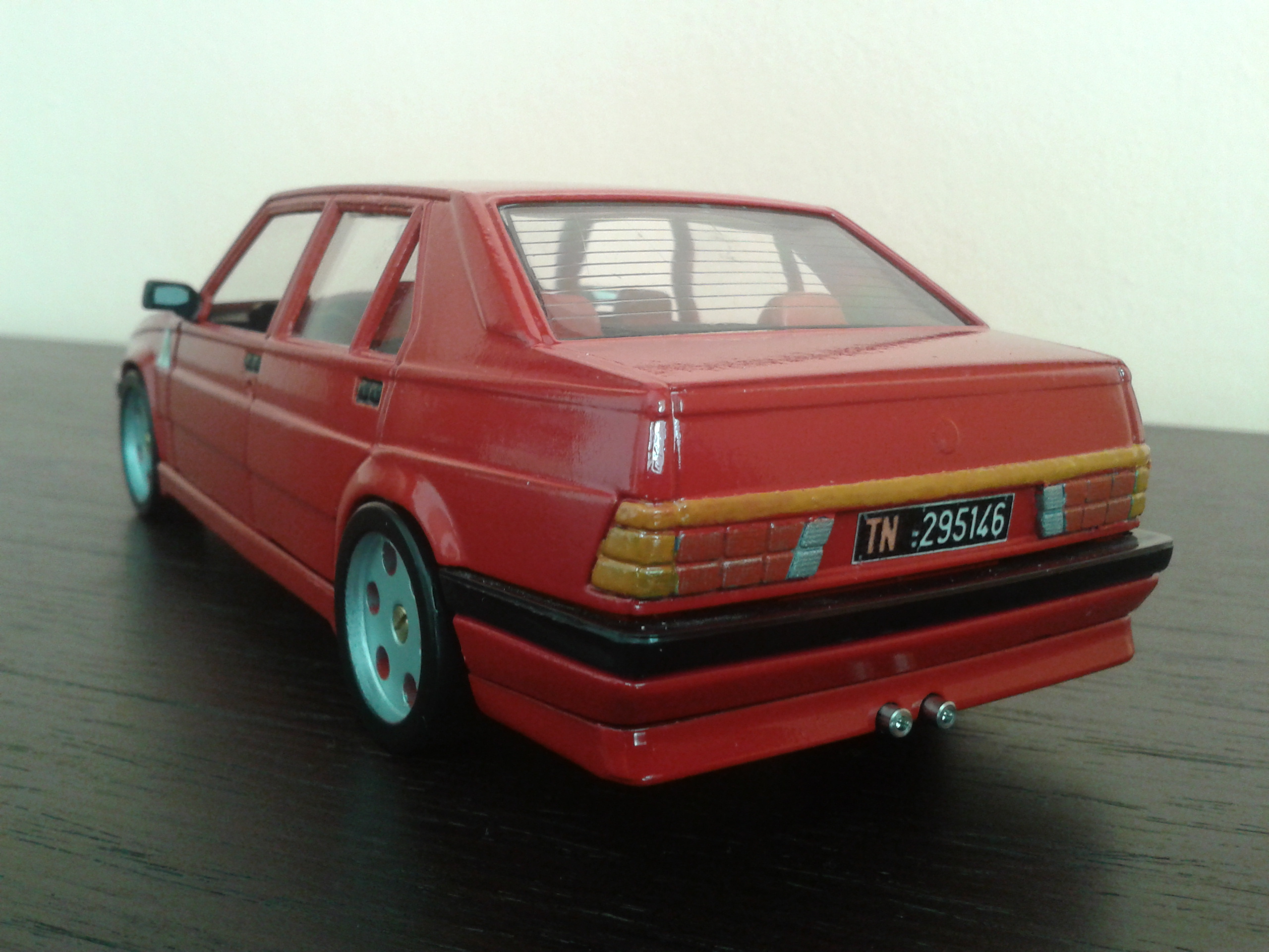 Alfa Romeo 75 berline rood jantes metal 1/18 Burago