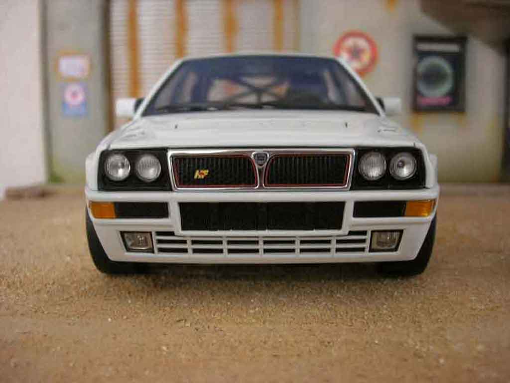 Lancia Delta HF Integrale evolution 2 street race 1/18 Kyosho
