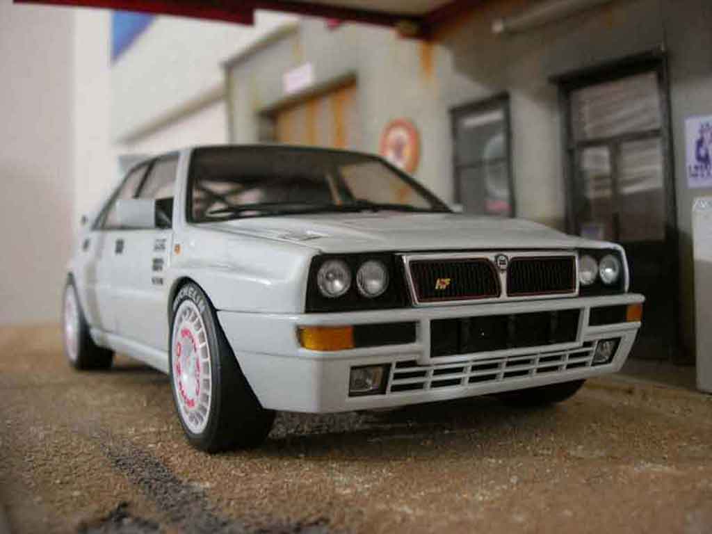 Lancia Delta HF Integrale 1/18 Kyosho HF Integrale evolution 2 street race modelauto