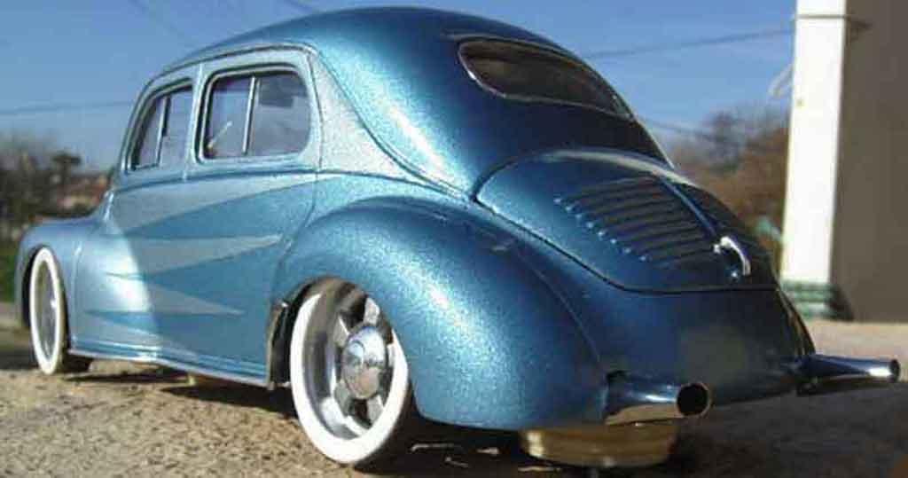 Renault 4CV Base blauw 1/18 Solido