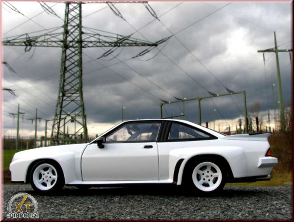 Opel Manta 400 homologation grijs 1/18 Revell