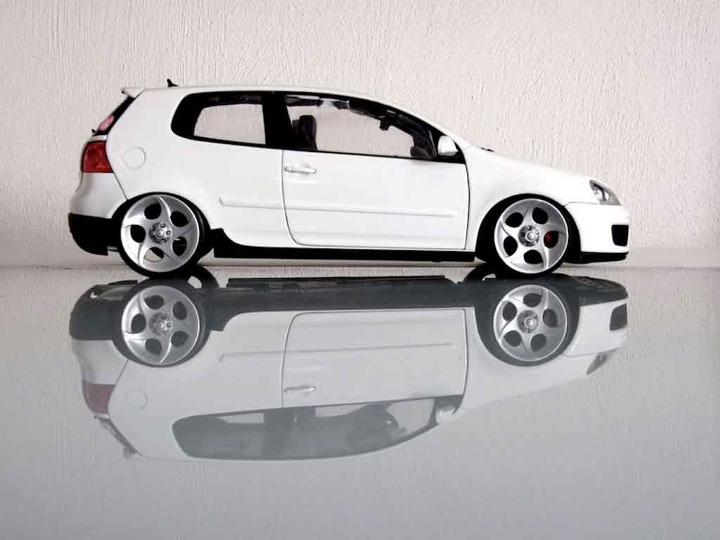 Volkswagen Golf GTI jantes alphard 1/18 Norev