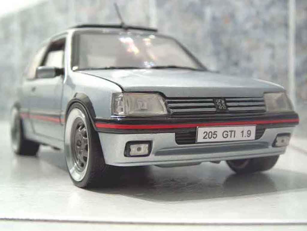 Peugeot 205 GTI panoramique 1/18 Solido