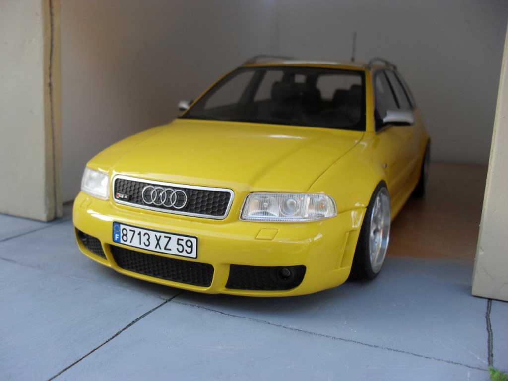 Audi RS4 berline geel jantes BBS 19 pouces 1/18 Ottomobile