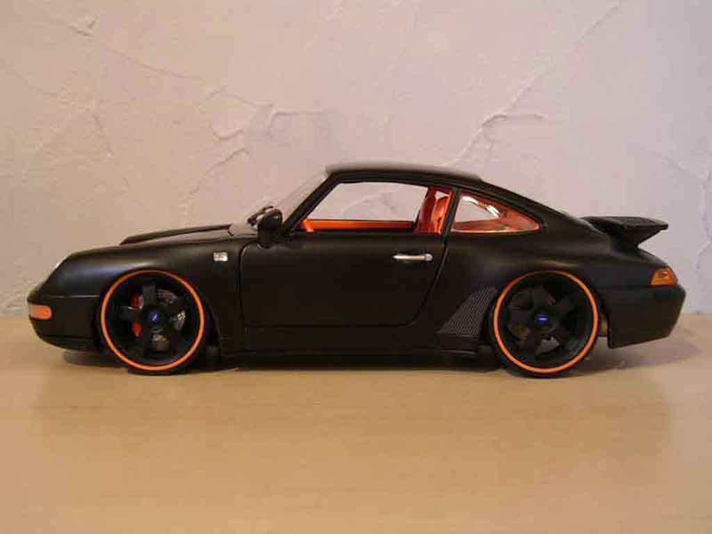 Porsche 911 Carrera 4 coupe zwart 1/18 Burago